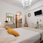 Panos Luxury شقة *